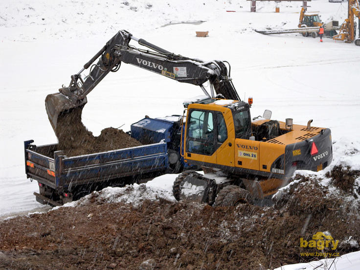 Kolové rypadlo Volvo EW180B nakládá sklápěč Tatra 815 Terrno1 6x6, obojí firmy OHL ŽS