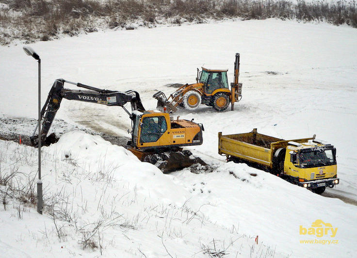 Kolové rypadlo Volvo EW180B nakládá sklápěč Tatra 815 Terrno1 6x6, obojí firmy OHL ŽS