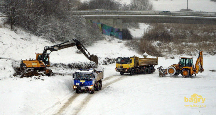 Kolové rypadlo Volvo EW180B se nezastavilo