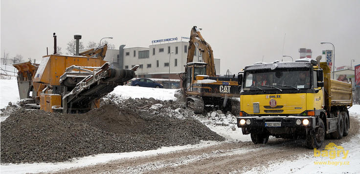 Mobilní čelisťový drtič SBM Remax a rypadlo Caterpillar 325B firmy ŽSD, Tatra 815 Terrno1 6x6 firmy OHL ŽS