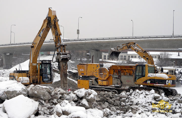 Pásová rypadla Caterpillar 312C a 325B, drtič SBM Remax, vše firmy ŽSD