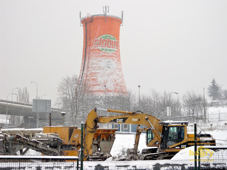 Pásová rypadla Caterpillar 312C a 325B, drtič SBM Remax, vše firmy ŽSD