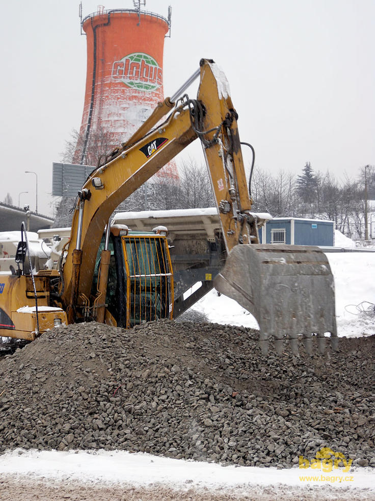 Pásové rypadlo Caterpillar 312C firmy ŽSD
