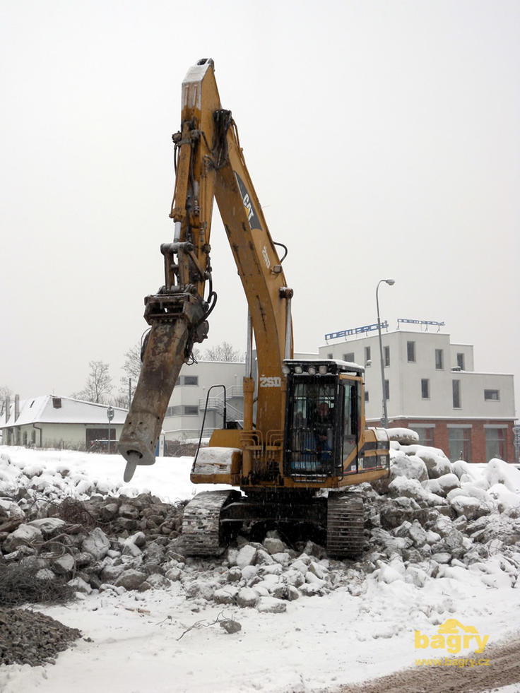 Pásové rypadlo Caterpillar 325B firmy ŽSD s kladivem