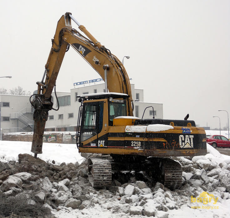Pásové rypadlo Caterpillar 325B firmy ŽSD s kladivem