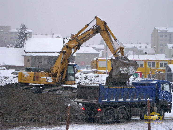 Pásové rypadlo Komatsu PC380LC firmy OSDM development CZ nakládá sklápěč MAN 8x6 téže firmy