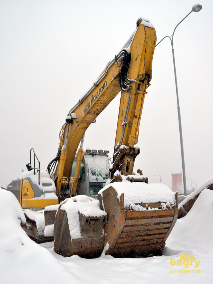 Pásové rypadlo New Holland Kobelco E235SR firmy Terrabau