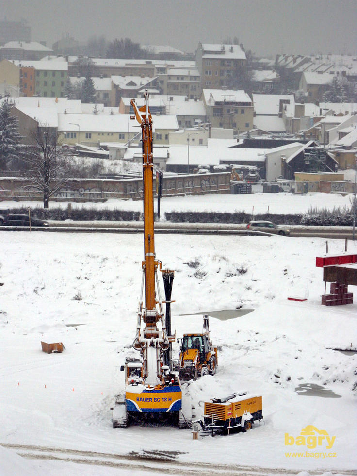 Vrtná souprava Bauer BG 18 H firmy Skanska