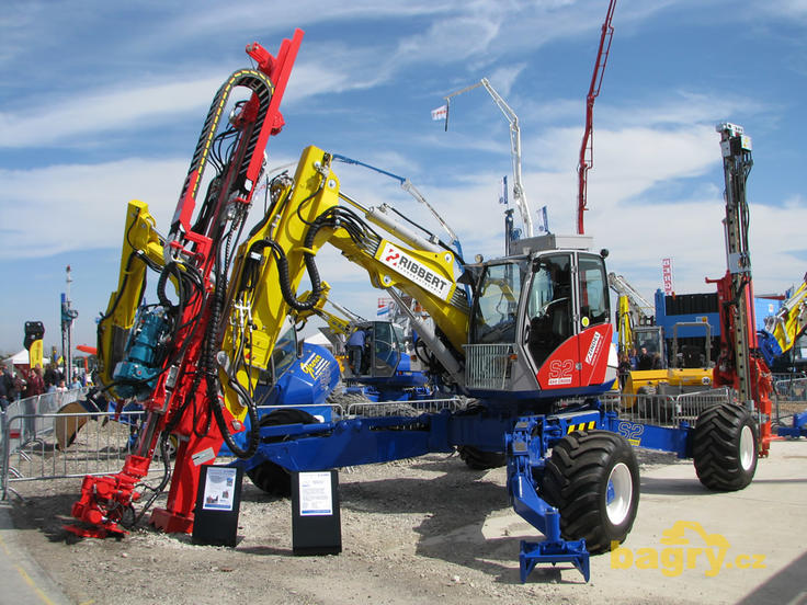 Kráčivé rypadlo Kaiser S2 4x4 Cross s vrtnou soupravou BTD