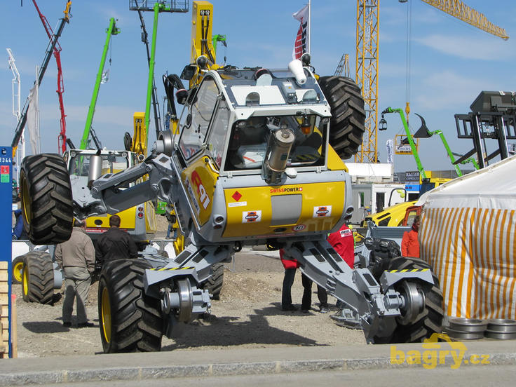Kráčivé rypadlo Menzi-Muck A91 s dvoucestným podvozkem