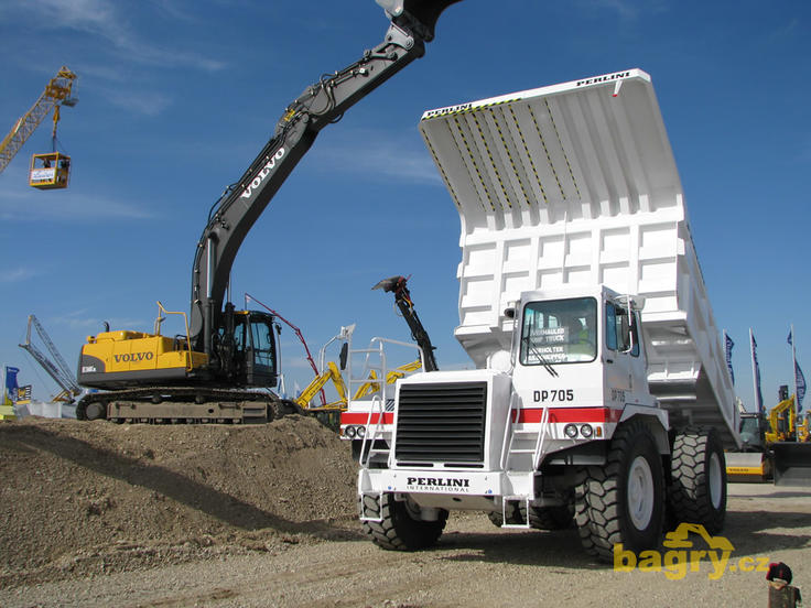Pásové rypadlo Volvo EC360C NL a pevný dempr Perlini DP 705