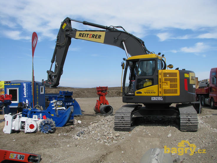 Pásové rypadlo Volvo ECR235C L s drtičem betonu LST P20R