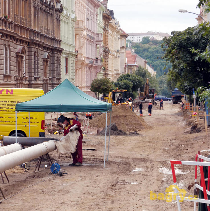 Celkový pohled od severu, v pozadí hrad Špilberk