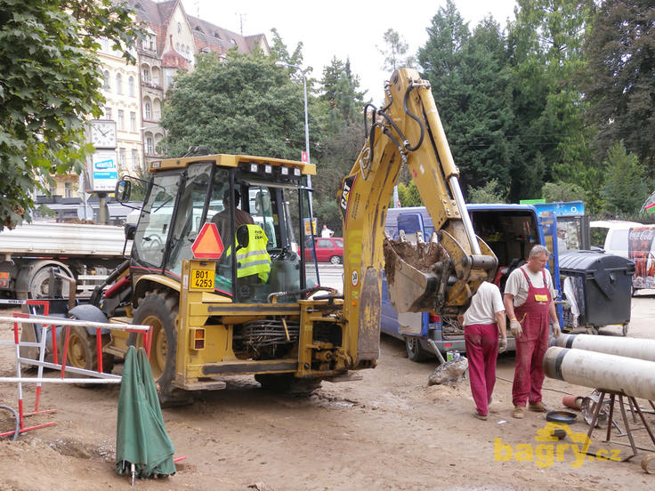 Rypadlonakladač Caterpillar 432D firmy Radek Badin