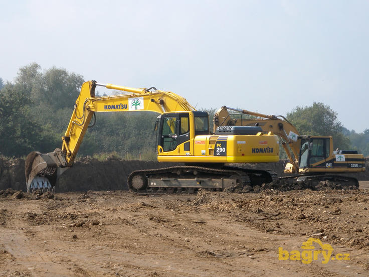 Pásová rypadla Komatsu PC 290 LC a Caterpillar 325B LME firmy Rekultivační výstavba Most