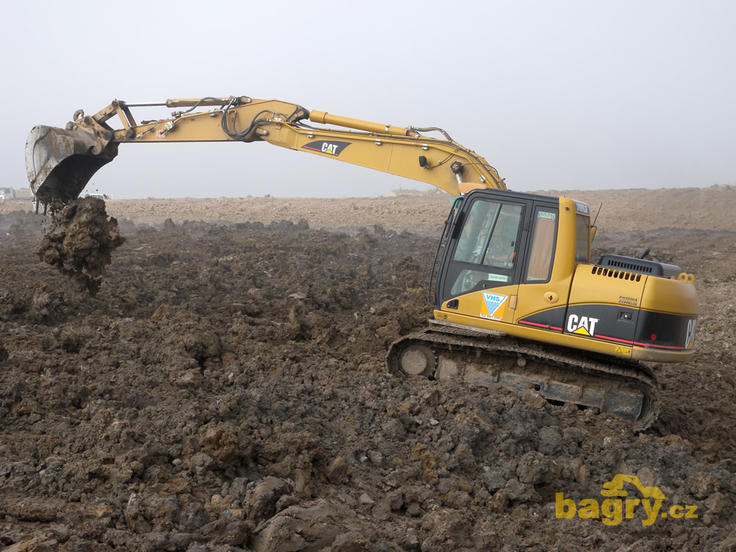 Pásové rypadlo Caterpillar 312C pracující pro Vodohospodářské stavby