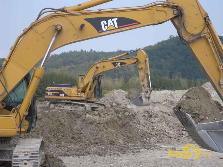Pásové rypadlo Caterpillar 325 B LN firmy Zemní práce - Kloub