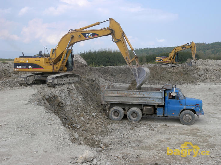 Pásové rypadlo Caterpillar 325C LNME nakládá T 148