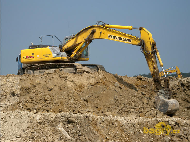Pásové rypadlo New Holland Kobelco E 385