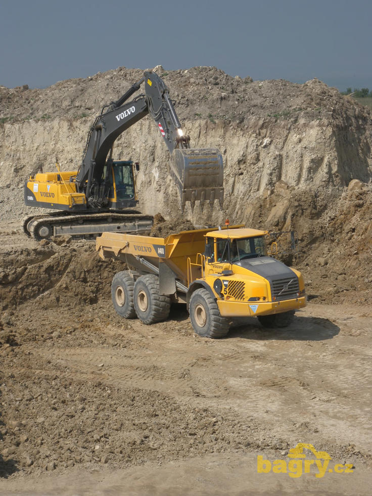 Pásové rypadlo Volvo EC460B LC nakládá kloubový dempr Volvo A40 D