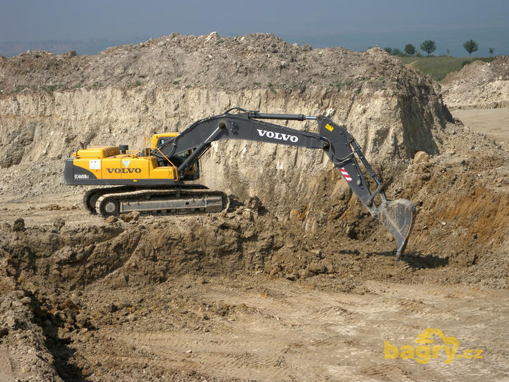 Pásové rypadlo Volvo EC460B LC pracující pro Vodohospodářské stavby