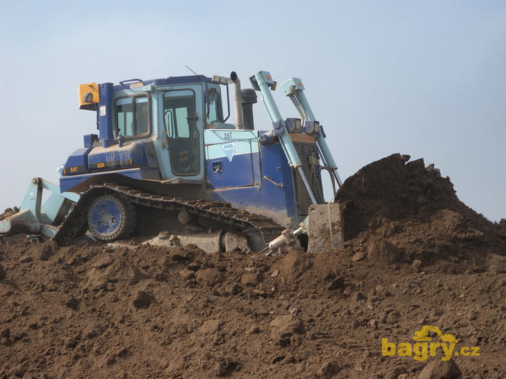 Pásový dozer Caterpillar D6R firmy Ekostavby Louny