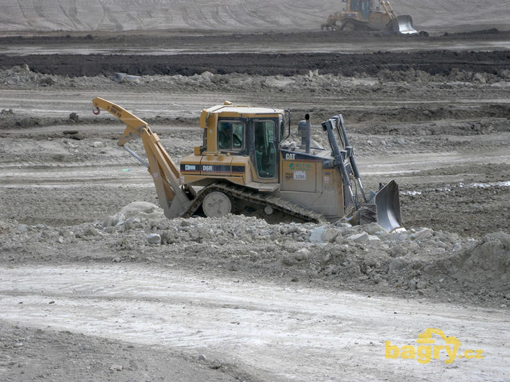 Pásový dozer Caterpillar D6R Series III s jeřábkem firmy DTS Vrbernský