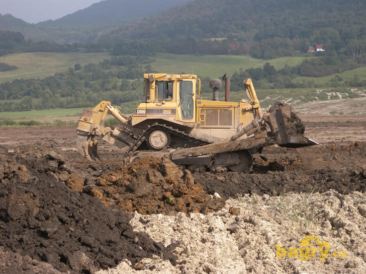 Pásový dozer Caterpillar D8N