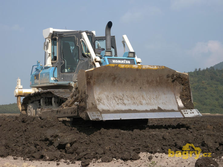 Pásový dozer Komatsu D 65 EX firmy Vodohospodářské stavby
