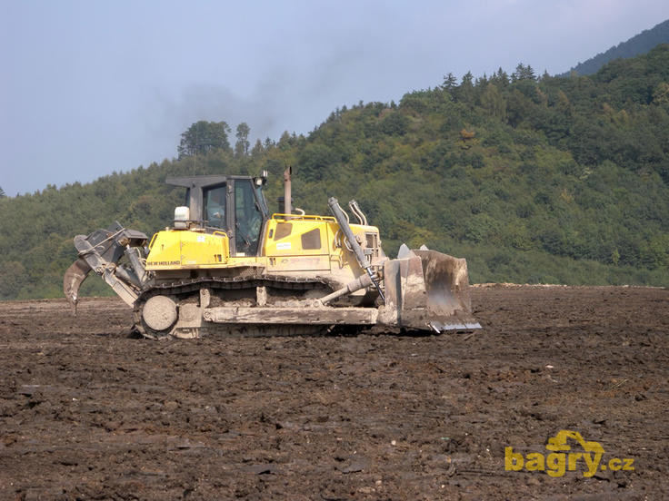 Pásový dozer New Holland D 350 firmy Rekultivace Ústí nad Labem