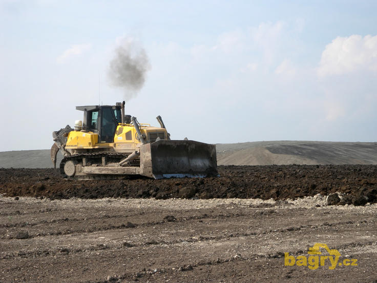 Pásový dozer New Holland D 350 firmy Rekultivace Ústí nad Labem