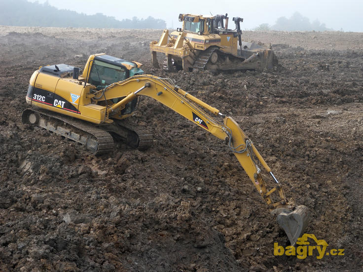 Rypadlo Caterpillar 312C a dozer Caterpillar D8R pracující pro Vodohospodářské stavby