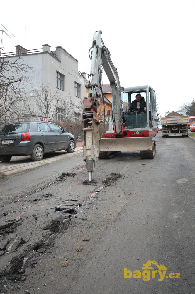 Pásové minirypadlo Takeuchi TB145 se zařízením Powertilt a kladivem firmy František Vlk