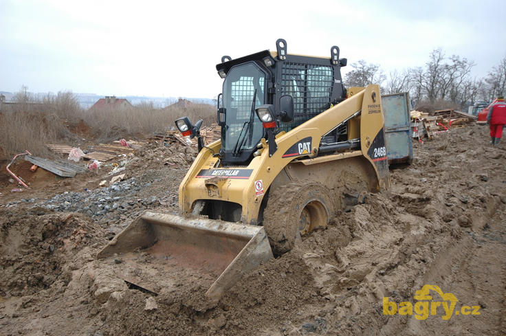 Smykem řízený nakladač Caterpillar 246B po defektu