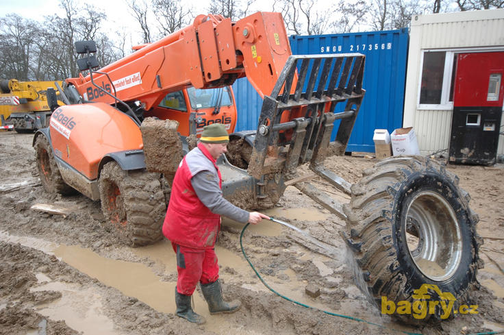 Teleskopický manipulátor JLG 4017 půjčovny Boels pomáhá při výměně kola