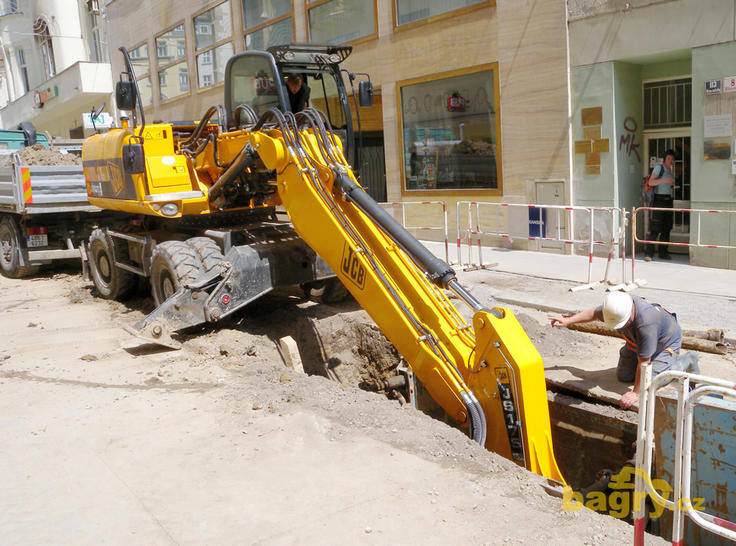 Kolové rypadlo JCB JS175 W - taková práce vyžaduje pomocníka