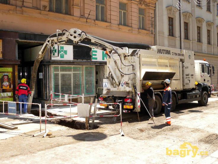 Sací bagr MTS DINO 3 s hydraulickým silovým ramenem na podvozku MAN TGA 33.440 firmy Hutira - Brno