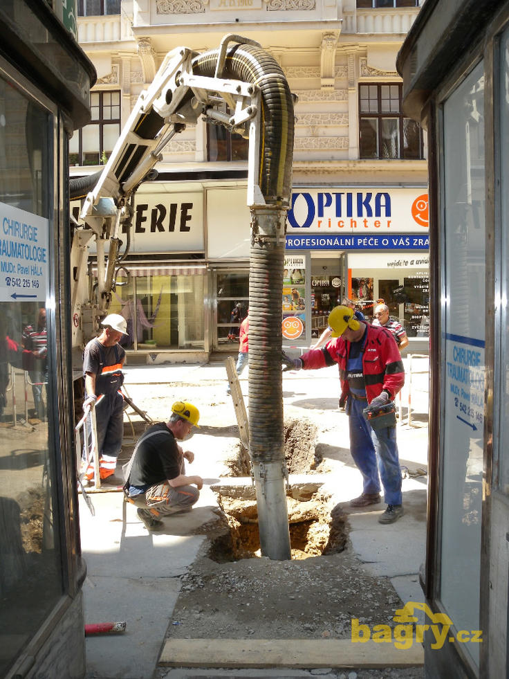 Výkop před obrubníkem vzniknul během 10 minut