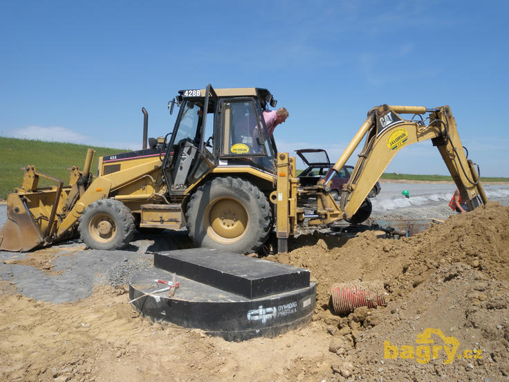 Rypadlonakladač Caterpillar 428B firmy Vodohospodářské stavby Javorník-CZ