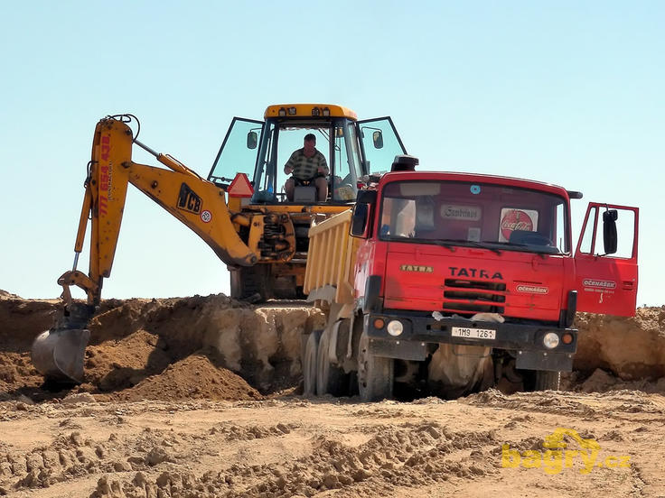 Rypadlonakladač JCB 3CX firmy Martin Šulc nakládá Tatru T 815 firmy Očenášek - Mikulka