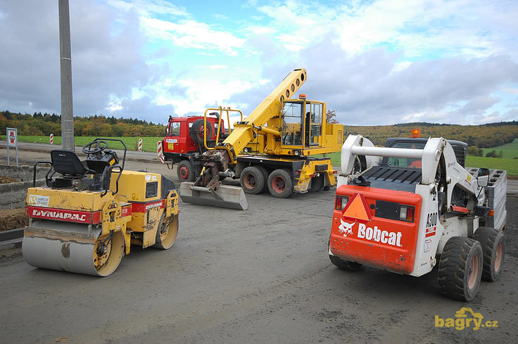 Tandemový válec Dynapac CC 102 10 Series, UDS 114 a nakladač Bobcat A300