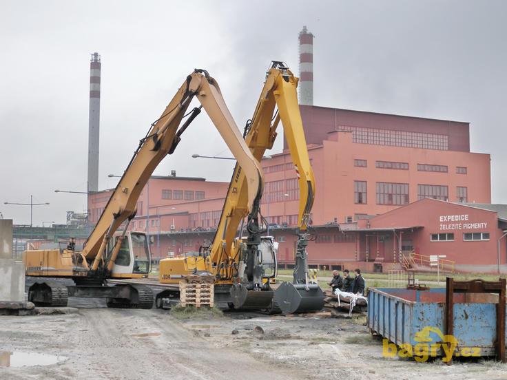 Pásová rypadla pro překládku materiálu Liebherr R 934 Litronic a R 934 C EW Litronic
