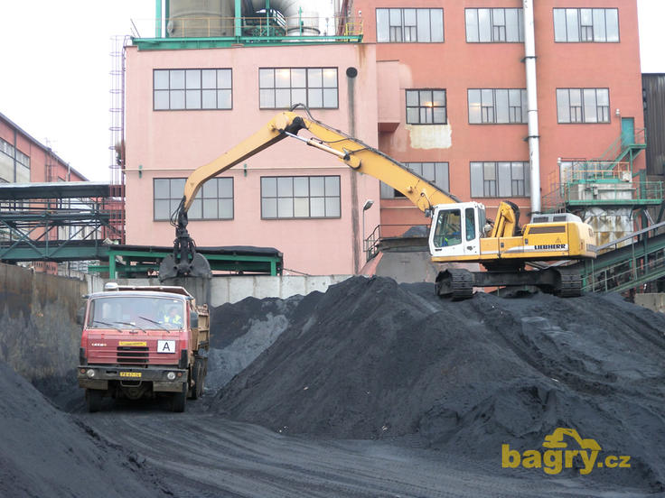 Pásové rypadlo pro překládku materiálu Liebherr R 934 B Litronic nakládá T-815