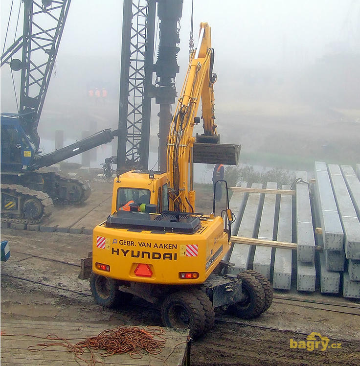 Kolové rypadlo Hyundai Robex 140W-7