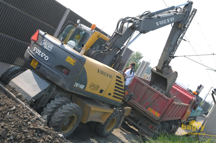 Kolové rypadlo Volvo EW140B firmy Galva