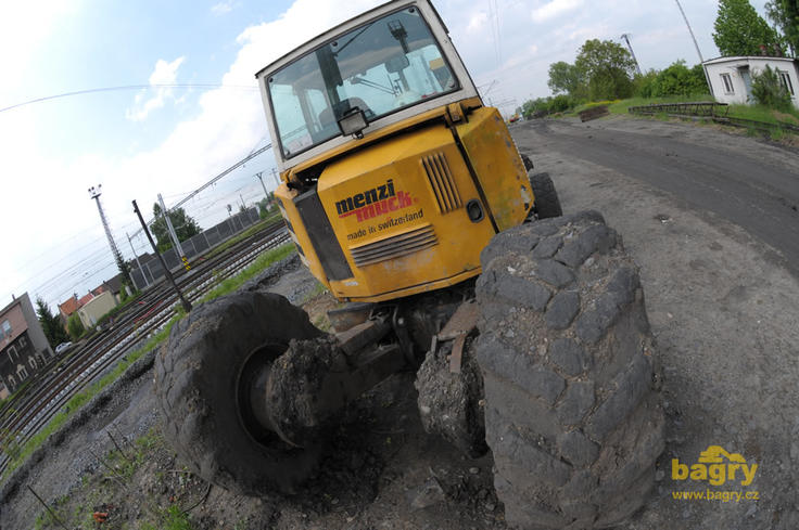 Kráčivé rypadlo Menzi Muck 6000 firmy Foral zemní práce