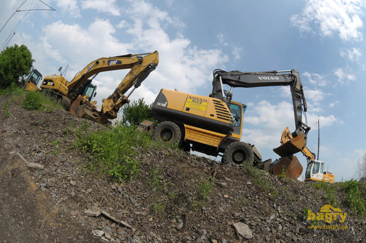 Pásové rypadlo Caterpillar 325D LME a kolové rypadlo Volvo EW180B, obě firmy Stavební mechanizace CZ