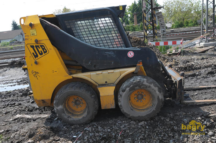 Smykem řízený nakladač JCB Robot 165