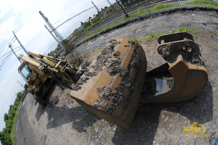 Kráčivé rypadlo Menzi Muck 6000 firmy Foral zemní práce