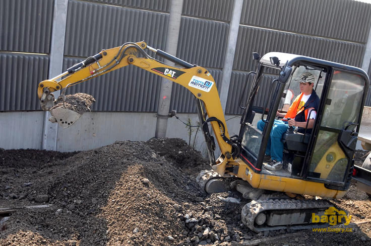 Pásové minirypadlo Caterpillar 301.8 firmy Tomi Remont nakládá kontejnerovou Avii 090-150